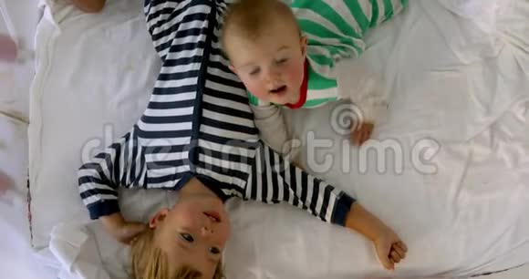 儿童纹衣服婴儿床睡后视频的预览图