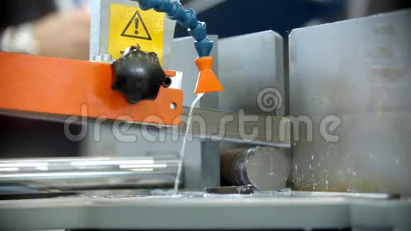 一种工业机器用液体制造来覆盖装配线视频的预览图