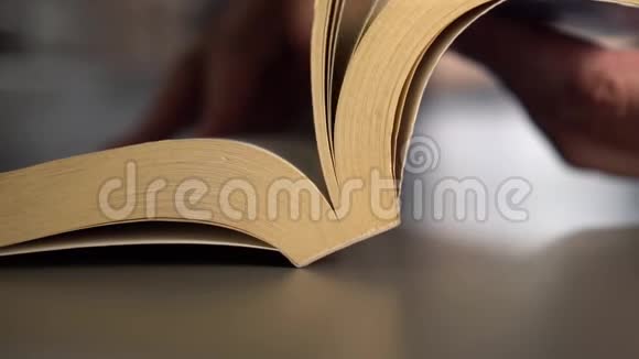 人翻阅一本旧书翻开灰色的书页视频的预览图