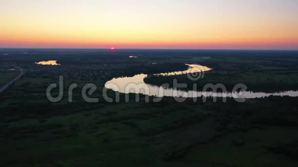 日落时分无人机飞越河流美丽的风景视频的预览图