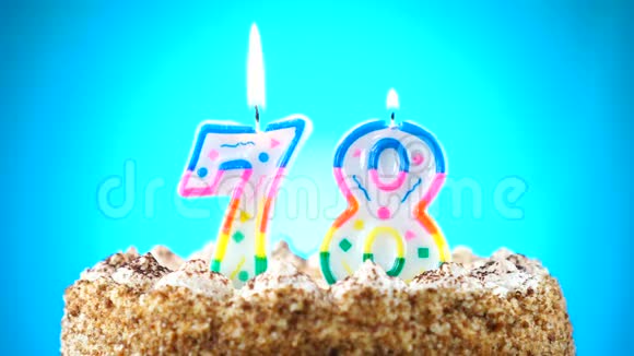 用燃烧的生日蜡烛做生日蛋糕第78号背景变化颜色视频的预览图