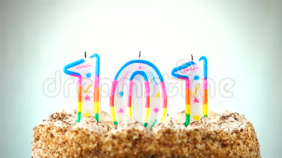 用燃烧的生日蜡烛做生日蛋糕101号背景变化颜色视频的预览图