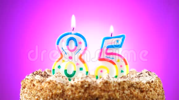 用燃烧的生日蜡烛做生日蛋糕第85号背景变化颜色视频的预览图