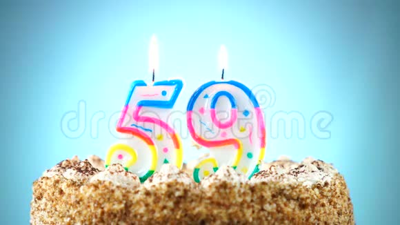 用燃烧的生日蜡烛做生日蛋糕第59号背景变化颜色视频的预览图
