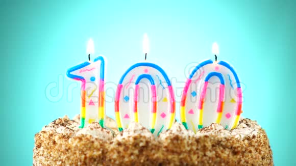用燃烧的生日蜡烛做生日蛋糕第100号背景变化颜色视频的预览图