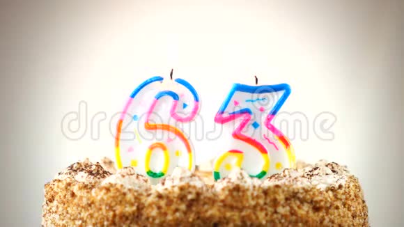 用燃烧的生日蜡烛做生日蛋糕第63号背景变化颜色视频的预览图