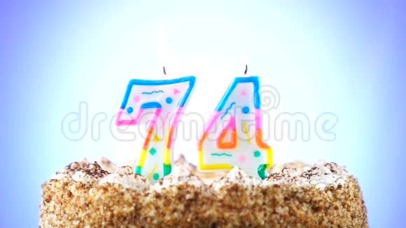 用燃烧的生日蜡烛做生日蛋糕第74号背景变化颜色视频的预览图