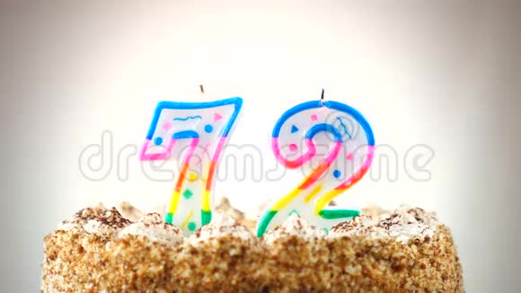 用燃烧的生日蜡烛做生日蛋糕第72号背景变化颜色视频的预览图