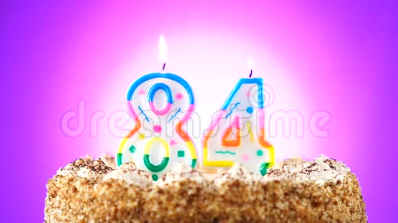 用燃烧的生日蜡烛做生日蛋糕第84号背景变化颜色视频的预览图