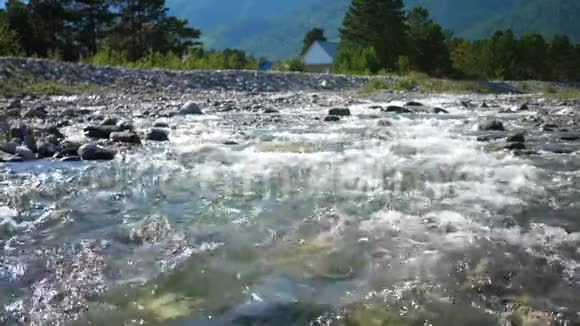 山河在岩石上跑得很快视频的预览图