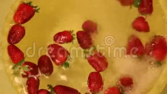 水中的草莓视频的预览图