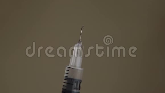 用针头缝合胰岛素注射器并将药物滴在模糊的背景上视频的预览图