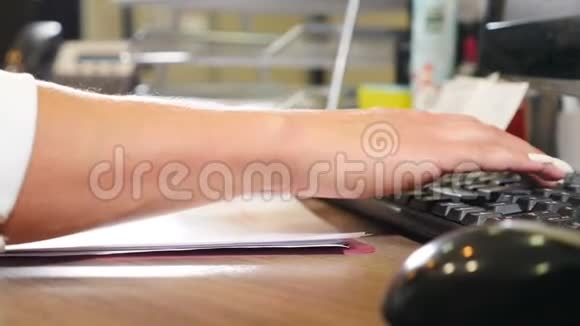 办公室概念女性手在电脑键盘上打字办公室里的女人关门了工人在键盘上打字感觉视频的预览图