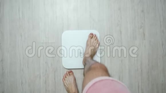 每日体重测量男性腿站立数字智能秤视频的预览图