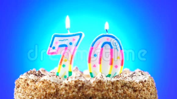 用燃烧的生日蜡烛做生日蛋糕第70号背景变化颜色视频的预览图