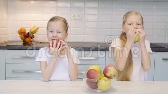 小女孩在厨房吃苹果视频的预览图