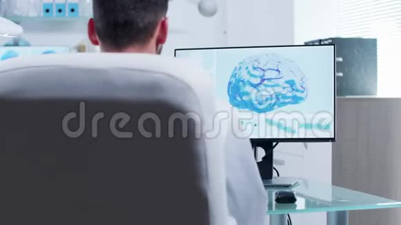 现代研究中心的医生看三维脑扫描视频的预览图