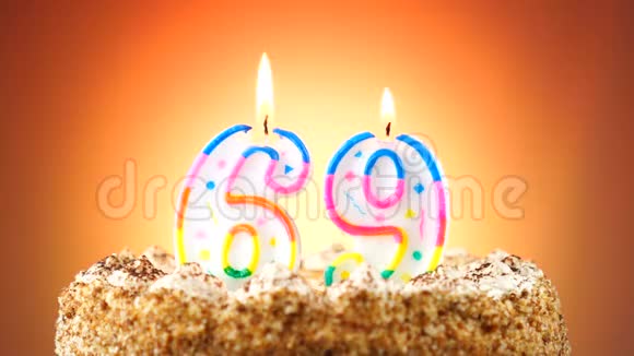 用燃烧的生日蜡烛做生日蛋糕第69号背景变化颜色视频的预览图