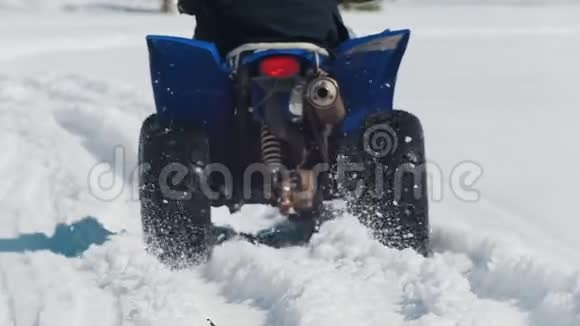 冬天的森林一个人骑着雪车克服积雪视频的预览图