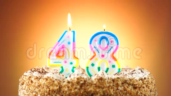 用燃烧的生日蜡烛做生日蛋糕第48号背景变化颜色视频的预览图
