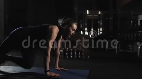 性感迷人的女孩在跑步健身房健身训练晚上练习健康生活方式的概念视频的预览图
