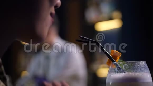 在酒吧喝鸡尾酒的微笑女人的特写视频的预览图
