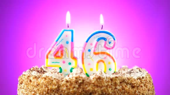 用燃烧的生日蜡烛做生日蛋糕第46号背景变化颜色视频的预览图