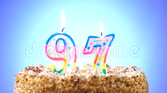 用燃烧的生日蜡烛做生日蛋糕第97号背景变化颜色视频的预览图