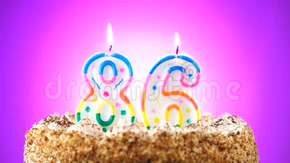 用燃烧的生日蜡烛做生日蛋糕86号背景变化颜色视频的预览图