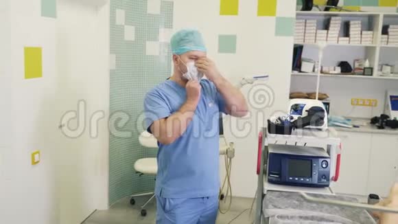 外科医生在手术室手术前戴上无菌面罩和放大镜视频的预览图