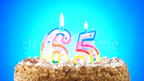 用燃烧的生日蜡烛做生日蛋糕第65号背景变化颜色视频的预览图