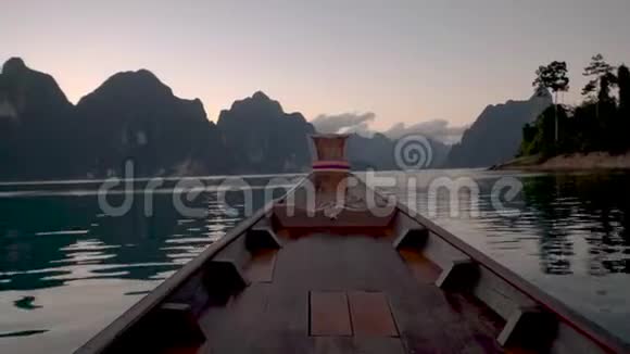 泰国高索湖的长尾船日落时高索湖的长尾木船视频的预览图