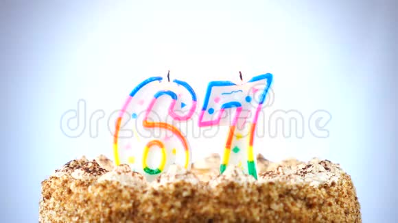 用燃烧的生日蜡烛做生日蛋糕第67号背景变化颜色视频的预览图