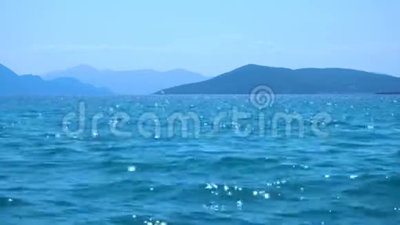 夏季中午有软海浪的海水视频的预览图