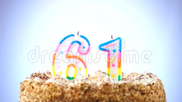 用燃烧的生日蜡烛做生日蛋糕第61号背景变化颜色视频的预览图