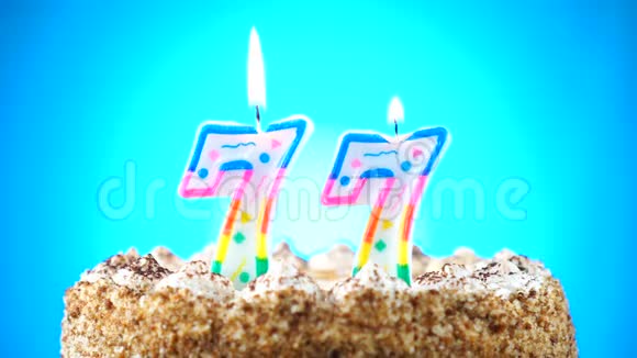 用燃烧的生日蜡烛做生日蛋糕第77号背景变化颜色视频的预览图