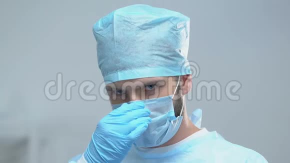 穿着防护制服的疲惫的男性外科医生医学专业合格的医生视频的预览图