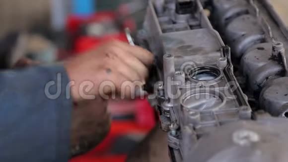 机修工手上戴着手套他修理汽车里的发动机视频的预览图