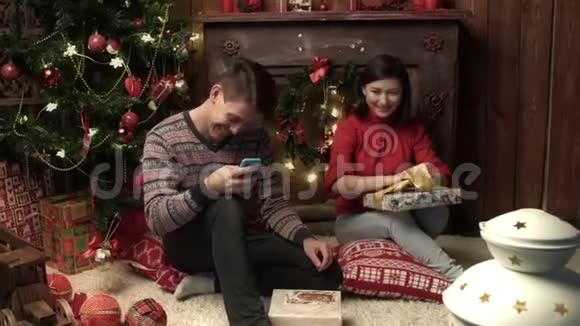 一对夫妇在家收拾礼物关系家庭圣诞节新年节日自负视频的预览图