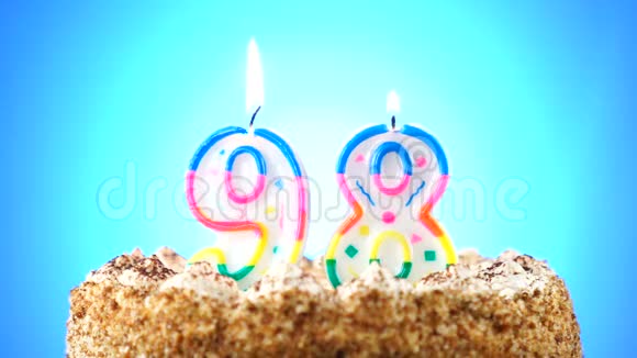 用燃烧的生日蜡烛做生日蛋糕第98号背景变化颜色视频的预览图