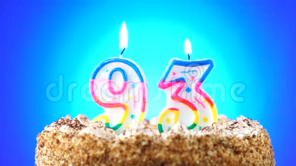 用燃烧的生日蜡烛做生日蛋糕第93号背景变化颜色视频的预览图