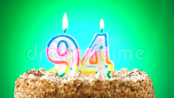 用燃烧的生日蜡烛做生日蛋糕第94号背景变化颜色视频的预览图