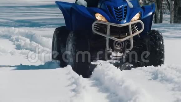 冬天的森林一个骑着蓝色大雪车的人视频的预览图