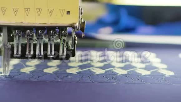现代工厂的缝纫工艺视频的预览图