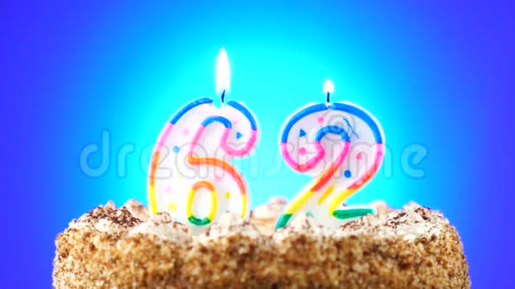 用燃烧的生日蜡烛做生日蛋糕第62号背景变化颜色视频的预览图