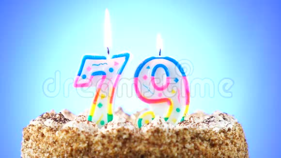 生日蛋糕和燃烧的生日蜡烛79号背景更改颜色视频的预览图