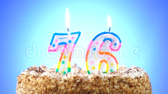 用燃烧的生日蜡烛做生日蛋糕第76号背景变化颜色视频的预览图