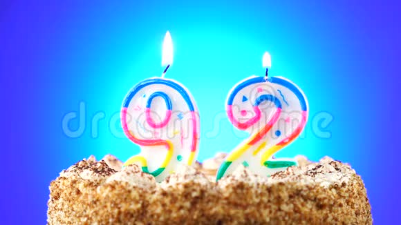 用燃烧的生日蜡烛做生日蛋糕第92条背景变化颜色视频的预览图