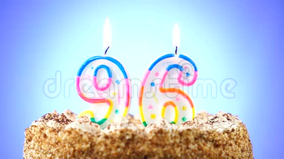 用燃烧的生日蜡烛做生日蛋糕第96号背景变化颜色视频的预览图