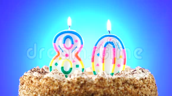 用燃烧的生日蜡烛做生日蛋糕80号背景变化颜色视频的预览图